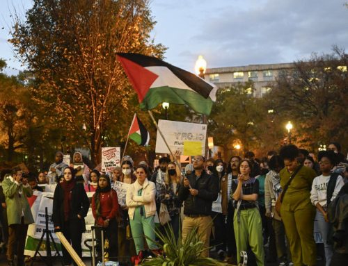 أمريكيون يتضامنون مع فلسطين أمام وزارة الخارجية في واشنطن.