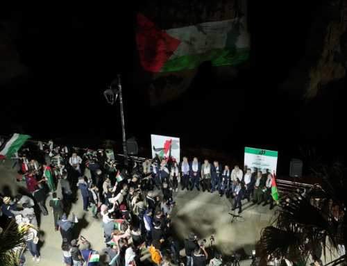 صخرة الروشة على بحر بيروت؛ مُضاءة بألوان العلم الفلسطيني
