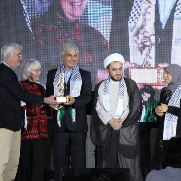عائلة الشهيدة راشيل كوري، من المكرَّمين بجائزة ريادة العطاء لفلسطين