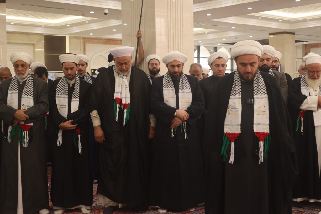 وفود "نداء الأقصى" تؤدّي صلاة الظهر في جامعة الزهراء
