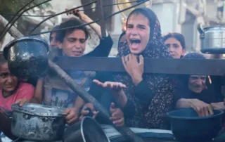 غزة تموت والشاحنات عالقة عند أبوابها..