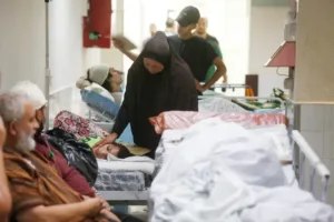 على سرير الانتظار… غزة تصرخ بأنين الجرحى والمحرومين من العلاج