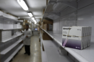 سلع كمالية تدخل غزة والأدوية تُمنع.. الحصار بواجهة تجارية زائفة