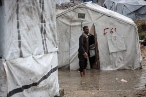 حين ينهمر المطر على خيامٍ أثقلها الحصار في غزّة