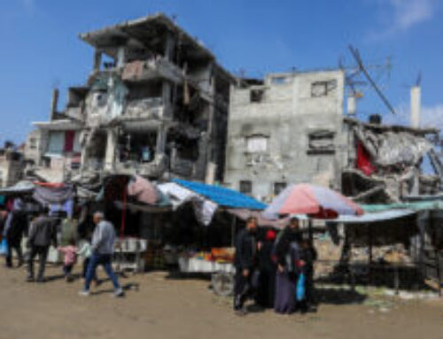 On the market sidewalk… A mother repairs banknotes to resist the siege in Gaza