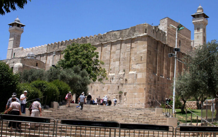 In the Heart of Al-Khalil… The Ibrahimi Mosque Stands on the Edge of Judaization